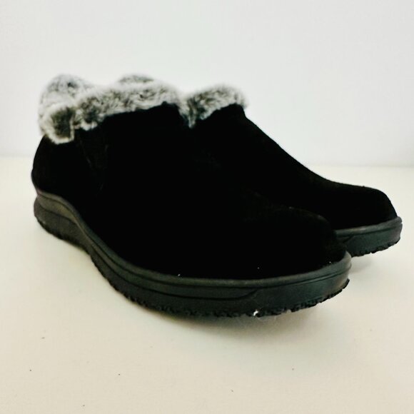 NEW MINNETONKA FAUX SUEDE AND FAUX FUR LINING LOW TOP BOOTIE BOOTS - Picture 1 of 8